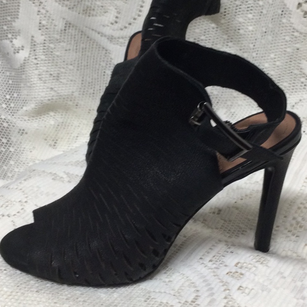 Very nice condition high heels are Vince Camuto in a 61/2